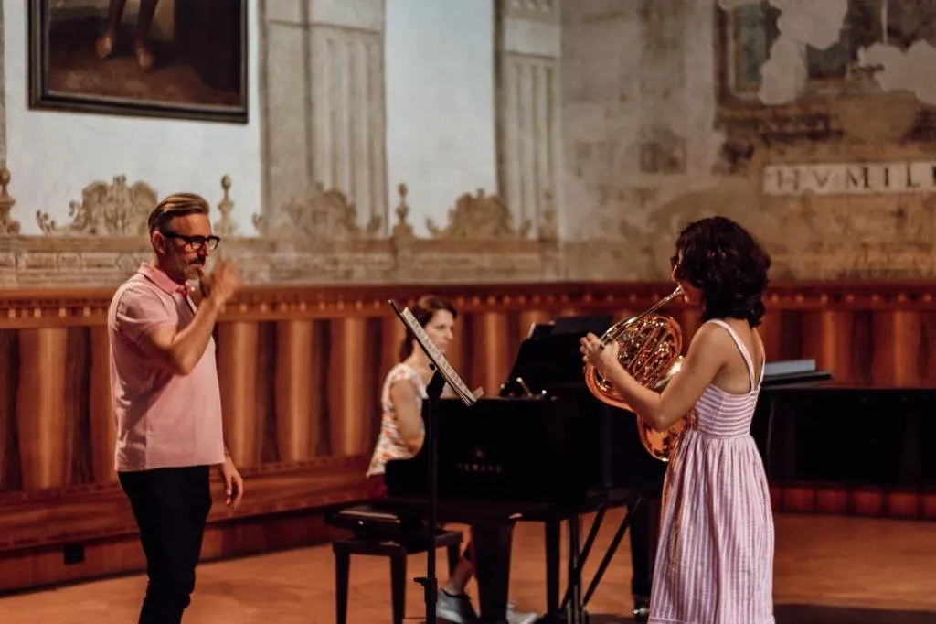 Mahir Kalmik mit Studenten während einer Masterclass