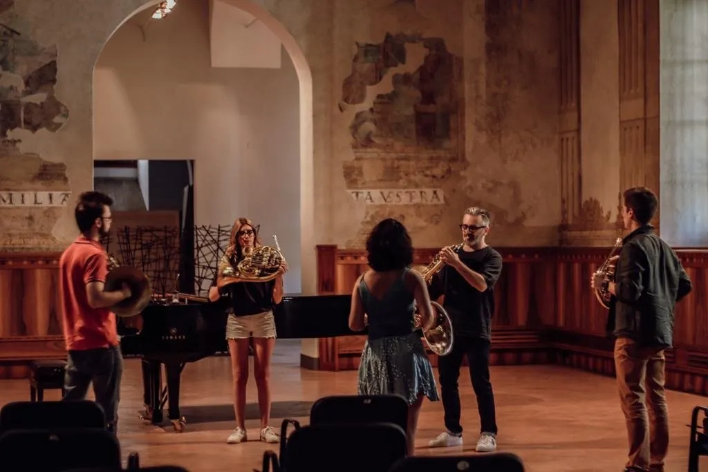 Mahir Kalmik mit Studenten während einer Masterclass