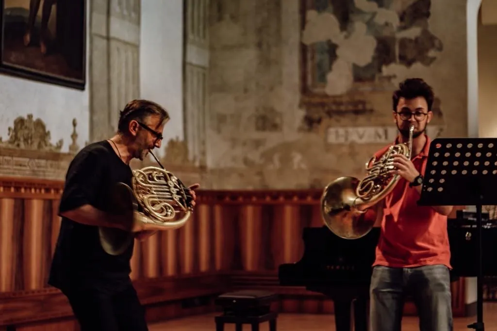 Mahir Kalmik mit Studenten während einer Masterclass