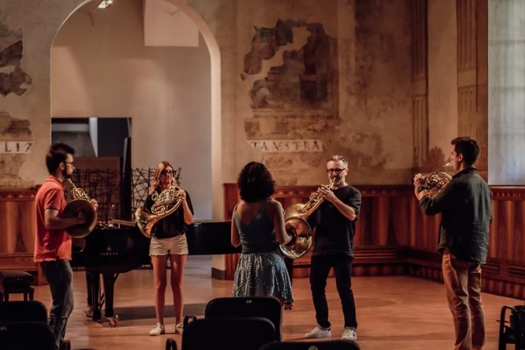 Mahir Kalmik mit Studenten während einer Masterclass