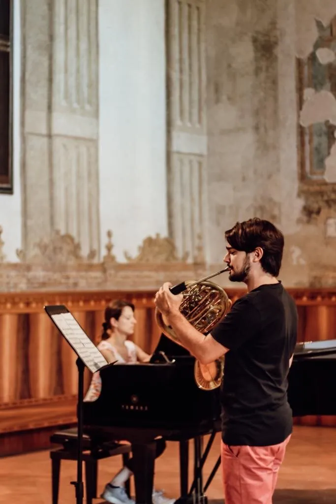 Mahir Kalmik mit Studenten während einer Masterclass