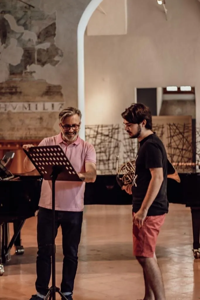 Mahir Kalmik mit Studenten während einer Masterclass