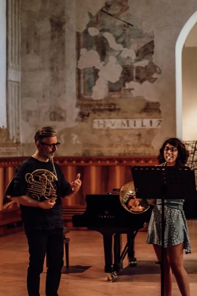 Mahir Kalmik mit Studenten während einer Masterclass