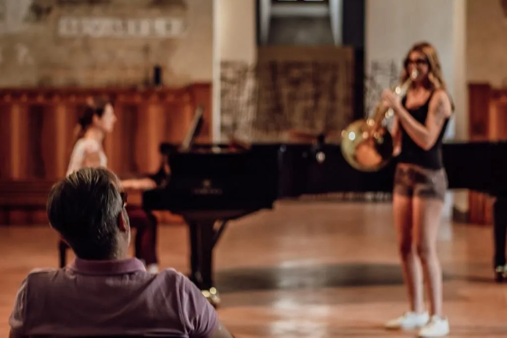 Mahir Kalmik mit Studenten während einer Masterclass