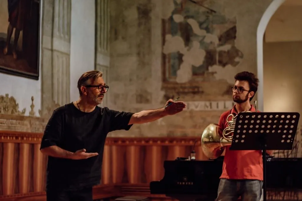 Mahir Kalmik mit Studenten während einer Masterclass