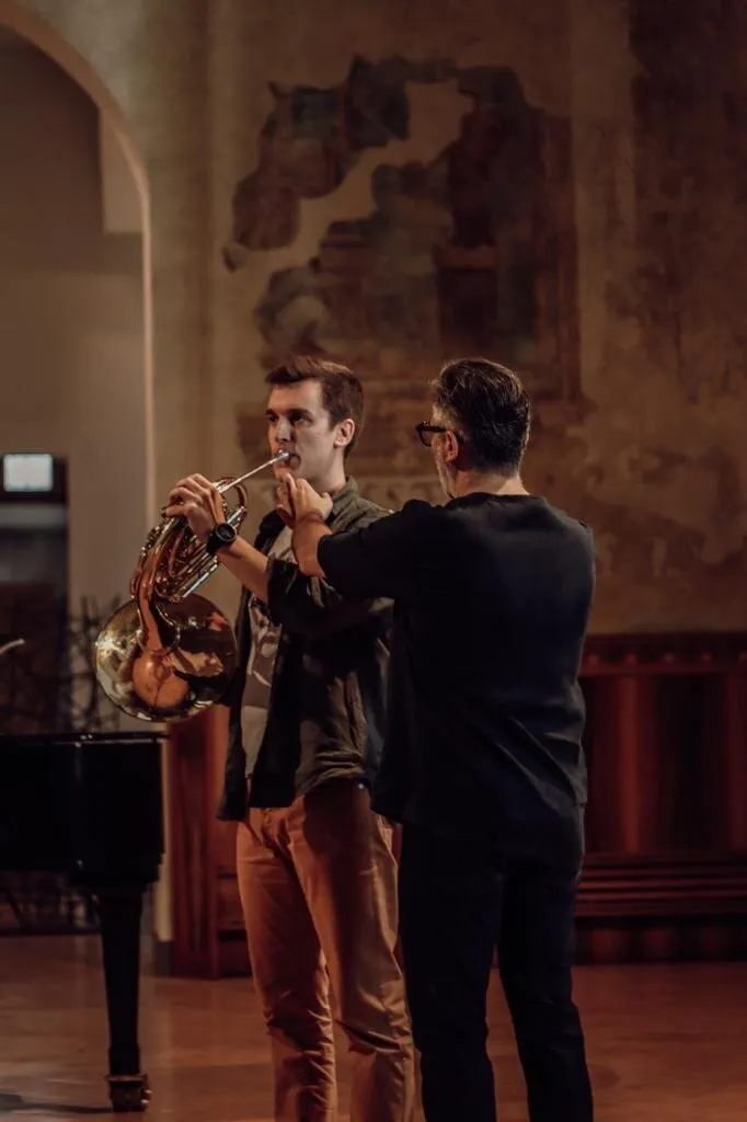 Mahir Kalmik mit Studenten während einer Masterclass