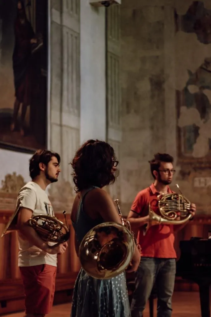 Mahir Kalmik mit Studenten während einer Masterclass