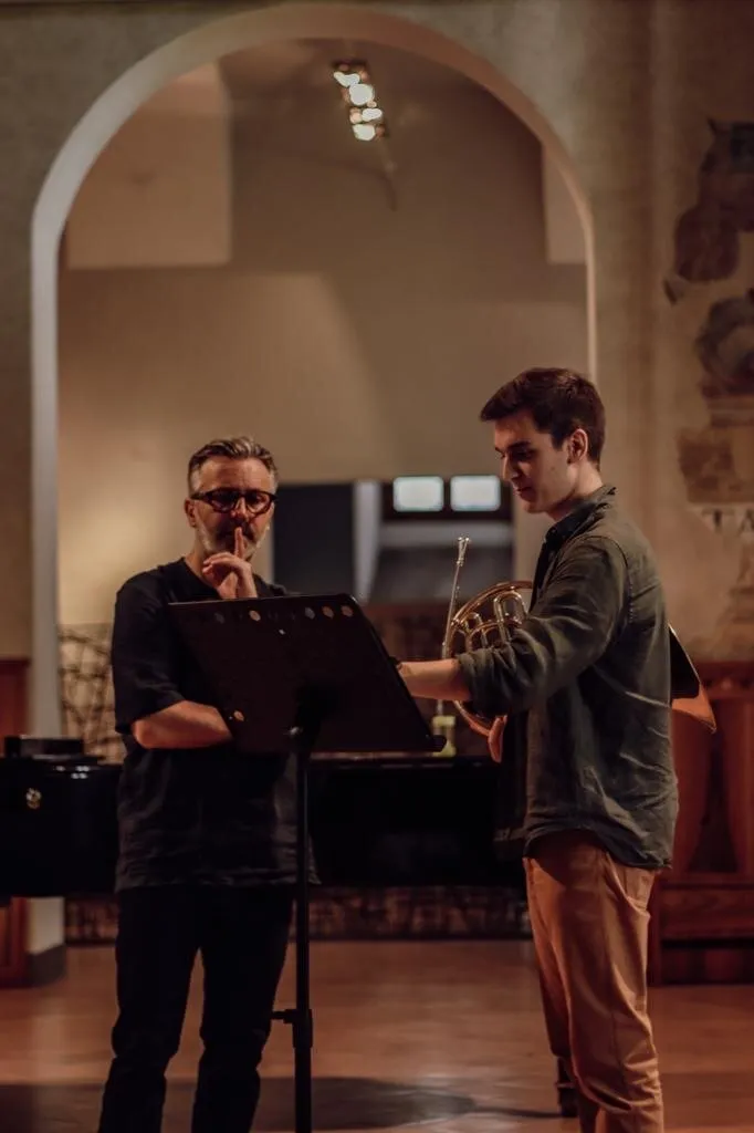 Mahir Kalmik mit Studenten während einer Masterclass