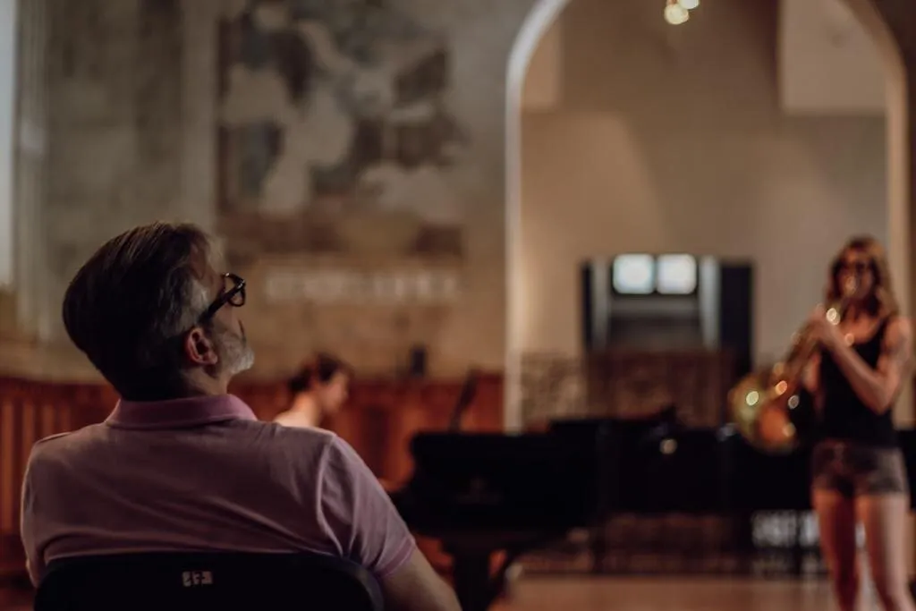 Mahir Kalmik mit Studenten während einer Masterclass